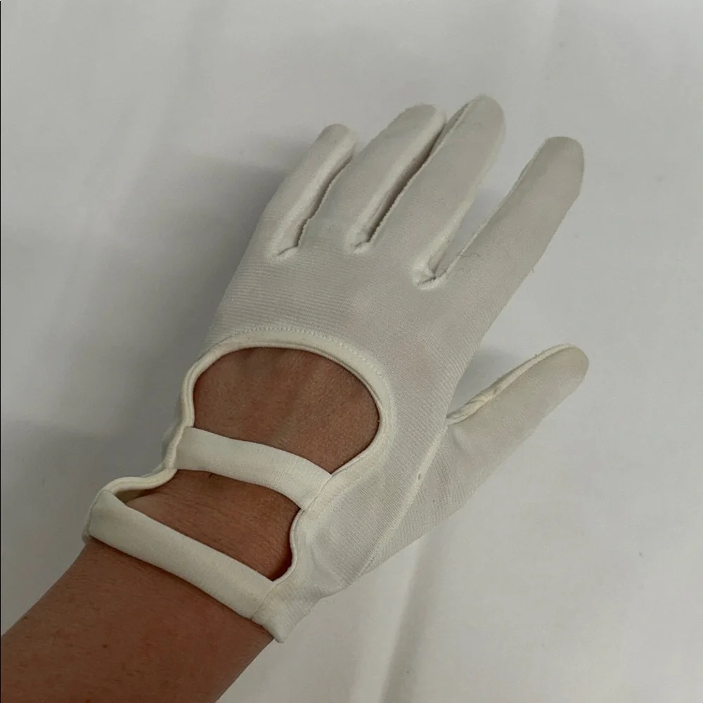 Women’s size, small vintage white fabric, driving gloves, wrist length